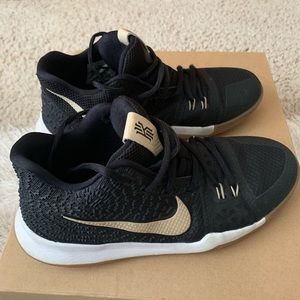 Kyrie 3 Sneaker (Youth)